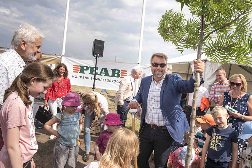 Små spadtag för stort kontorsbygge